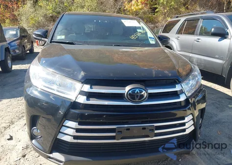 2018 Toyota Highlander Le Plus z USA, uszkodzony, nr VIN 5TDBZRFH7JS497059